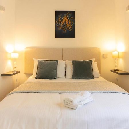 **Sunny And Bright, Thatchers Rock One Bed Beach Front Apartment*** Torquay Buitenkant foto