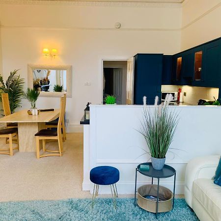 **Sunny And Bright, Thatchers Rock One Bed Beach Front Apartment*** Torquay Buitenkant foto