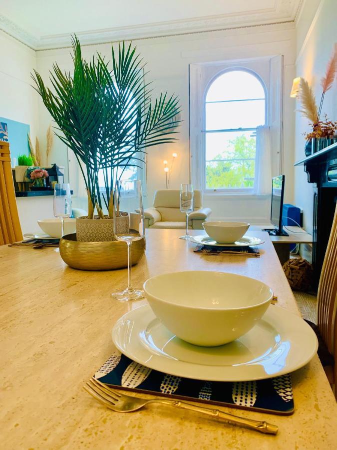 **Sunny And Bright, Thatchers Rock One Bed Beach Front Apartment*** Torquay Buitenkant foto