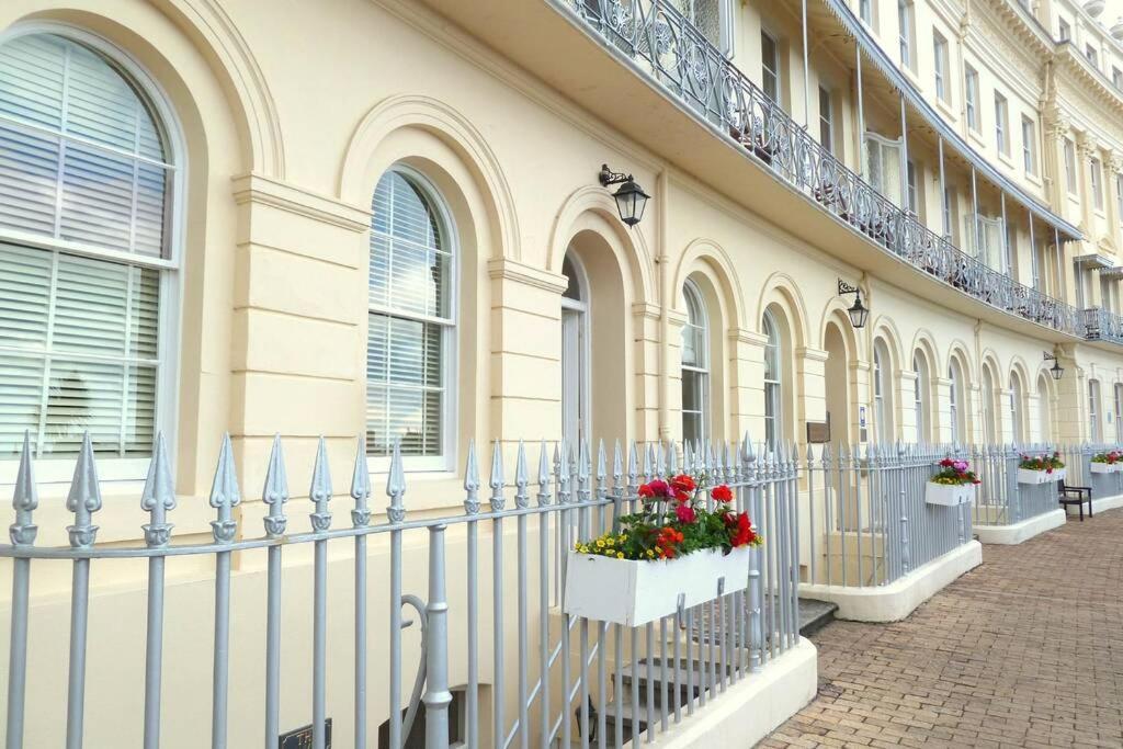 **Sunny And Bright, Thatchers Rock One Bed Beach Front Apartment*** Torquay Buitenkant foto