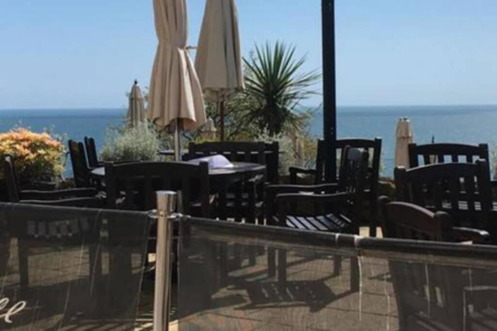 **Sunny And Bright, Thatchers Rock One Bed Beach Front Apartment*** Torquay Buitenkant foto