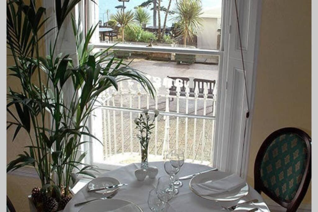 **Sunny And Bright, Thatchers Rock One Bed Beach Front Apartment*** Torquay Buitenkant foto